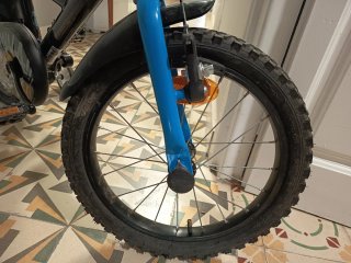 Bicicleta infantil con ruedines