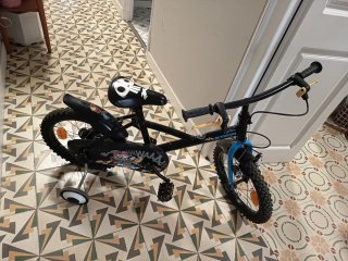 Bicicleta infantil con ruedines