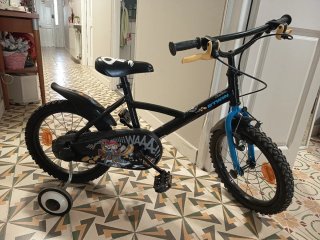 Bicicleta infantil con ruedines