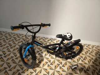 Bicicleta infantil con ruedines
