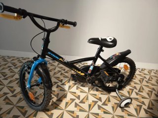 Bicicleta infantil con ruedines