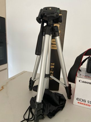 Canon EOS 550D con trípode y funda