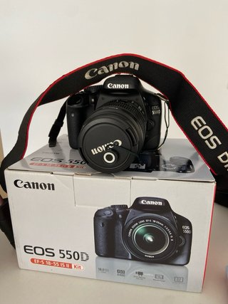Canon EOS 550D con trípode y funda