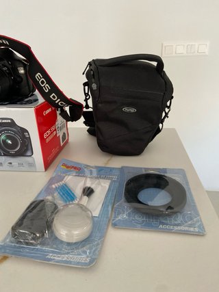 Canon EOS 550D con trípode y funda