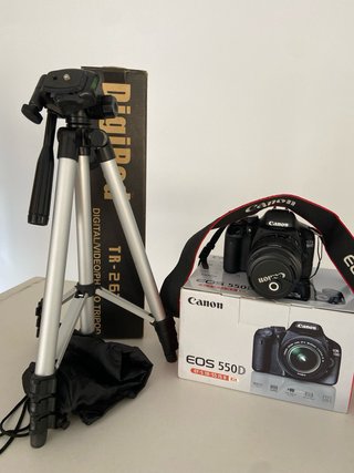 Canon EOS 550D con trípode y funda