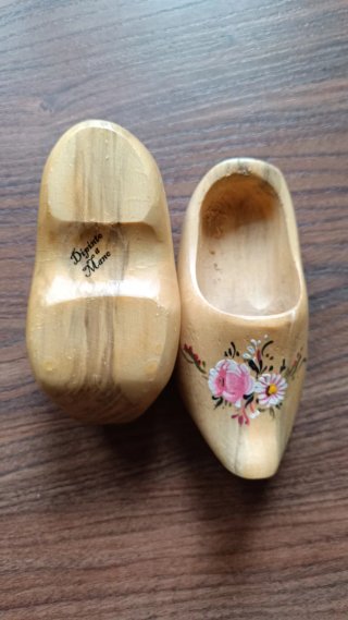 Coppia di zoccoli in legno