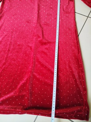 Vestito corto rosso vivo e punti luce brillantini