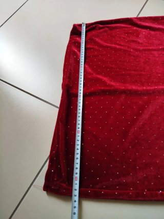Vestito corto rosso vivo e punti luce brillantini