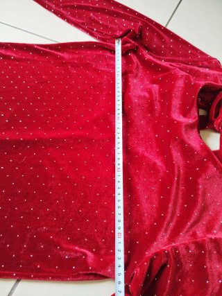 Vestito corto rosso vivo e punti luce brillantini