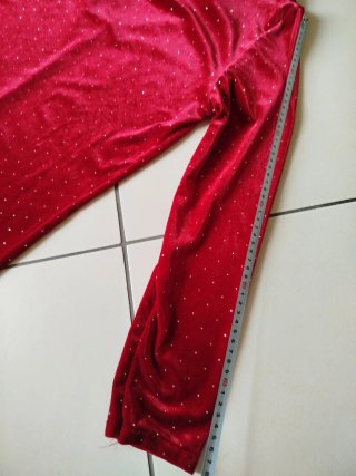 Vestito corto rosso vivo e punti luce brillantini