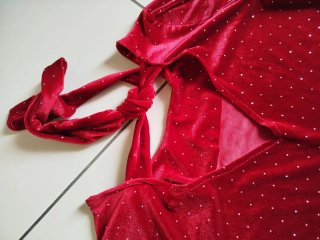 Vestito corto rosso vivo e punti luce brillantini