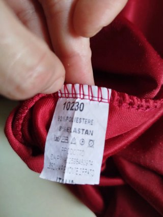 Vestito corto rosso vivo e punti luce brillantini