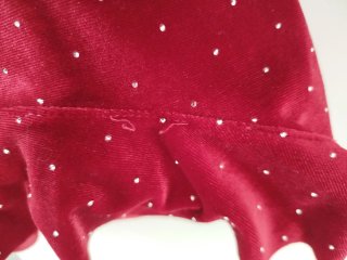 Vestito corto rosso vivo e punti luce brillantini