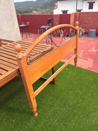 Cabezal de cama de madera y metal