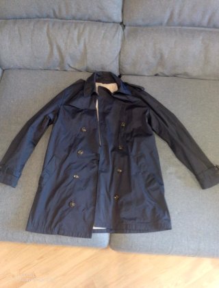 Gabardina impermeable Mango azul.
