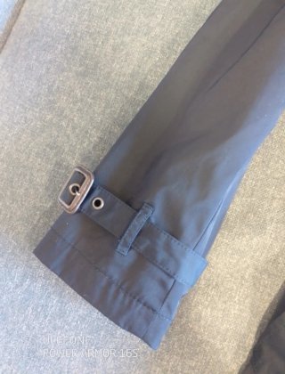 Gabardina impermeable Mango azul.