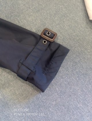Gabardina impermeable Mango azul.