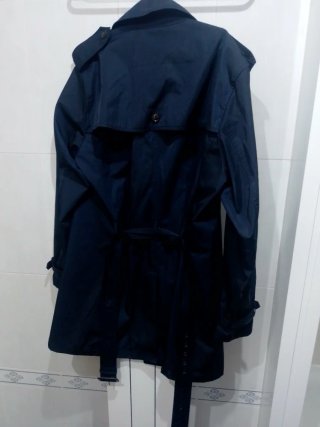 Gabardina impermeable Mango azul.
