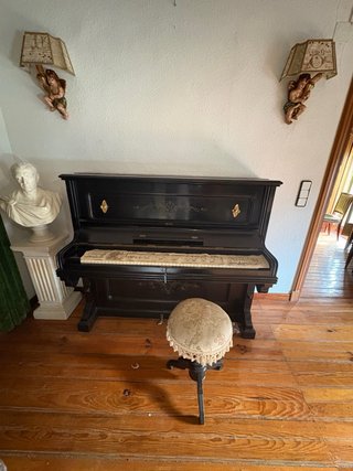 Piano antiguo con banco