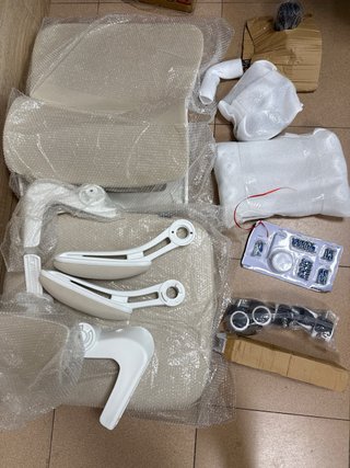 Silla de oficina ergonómica beige y blanca