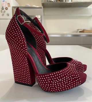 Zapatos de tacón color cherry con microtachuelas.