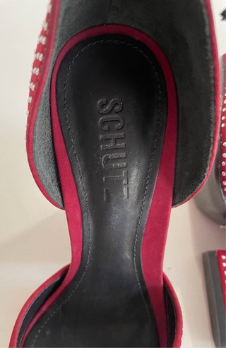 Zapatos de tacón color cherry con microtachuelas.