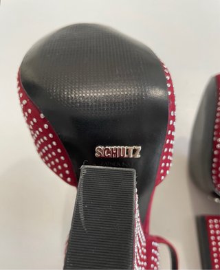 Zapatos de tacón color cherry con microtachuelas.