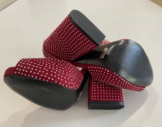 Zapatos de tacón color cherry con microtachuelas.