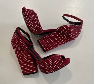 Zapatos de tacón color cherry con microtachuelas.