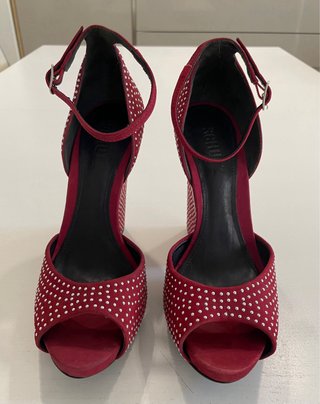 Zapatos de tacón color cherry con microtachuelas.