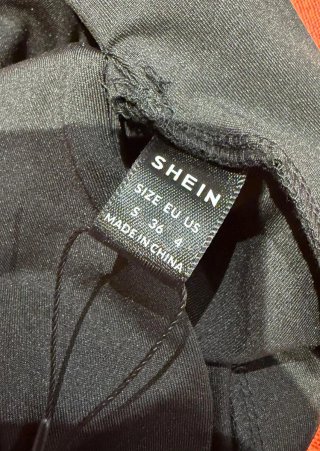 Top SHEINBAE negro con etiqueta