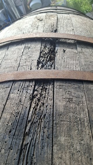 Barril antiguo de madera