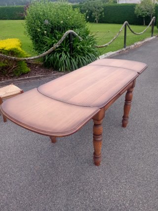 Mesa y 4 sillas de comedor madera