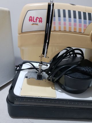 Máquina de coser Alfa 4742 antigua