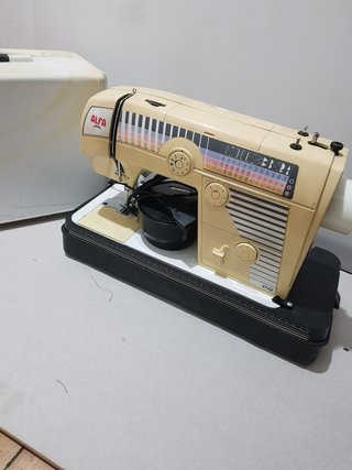 Máquina de coser Alfa 4742 antigua