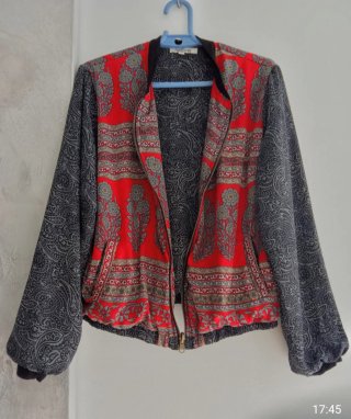 Bomber roja y gris con original estampado.