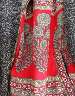 Bomber roja y gris con original estampado.