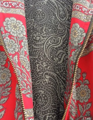 Bomber roja y gris con original estampado.
