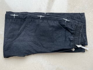 Pantalón vaquero negro con cordón