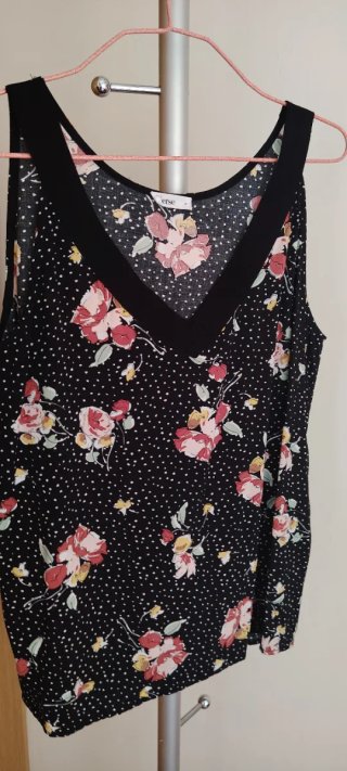 Top Yerse floral negro talla M