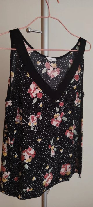 Top Yerse floral negro talla M