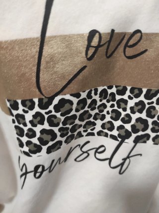 Sudadera beige con letras doradas y animal