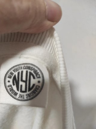 Sudadera beige con letras doradas y animal