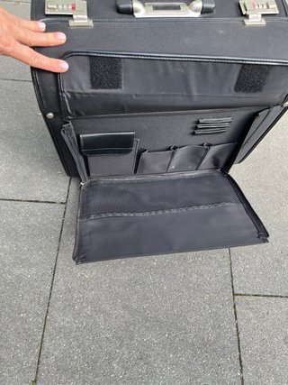 Maleta de viaje negra con ruedas