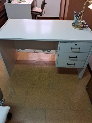 Mesa de despacho blanca y dorada