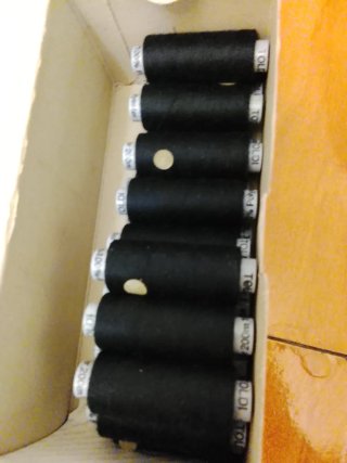 Hilos de coser negros