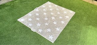 Alfombra Lorena Canals estrellas gris