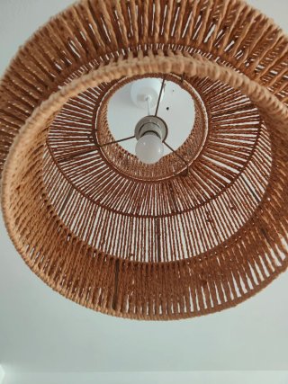 Lámpara de papel trenzado beige