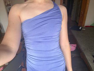 Vestido mini fruncido. Es entre morado y azul.