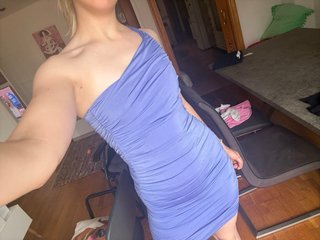 Vestido mini fruncido. Es entre morado y azul.